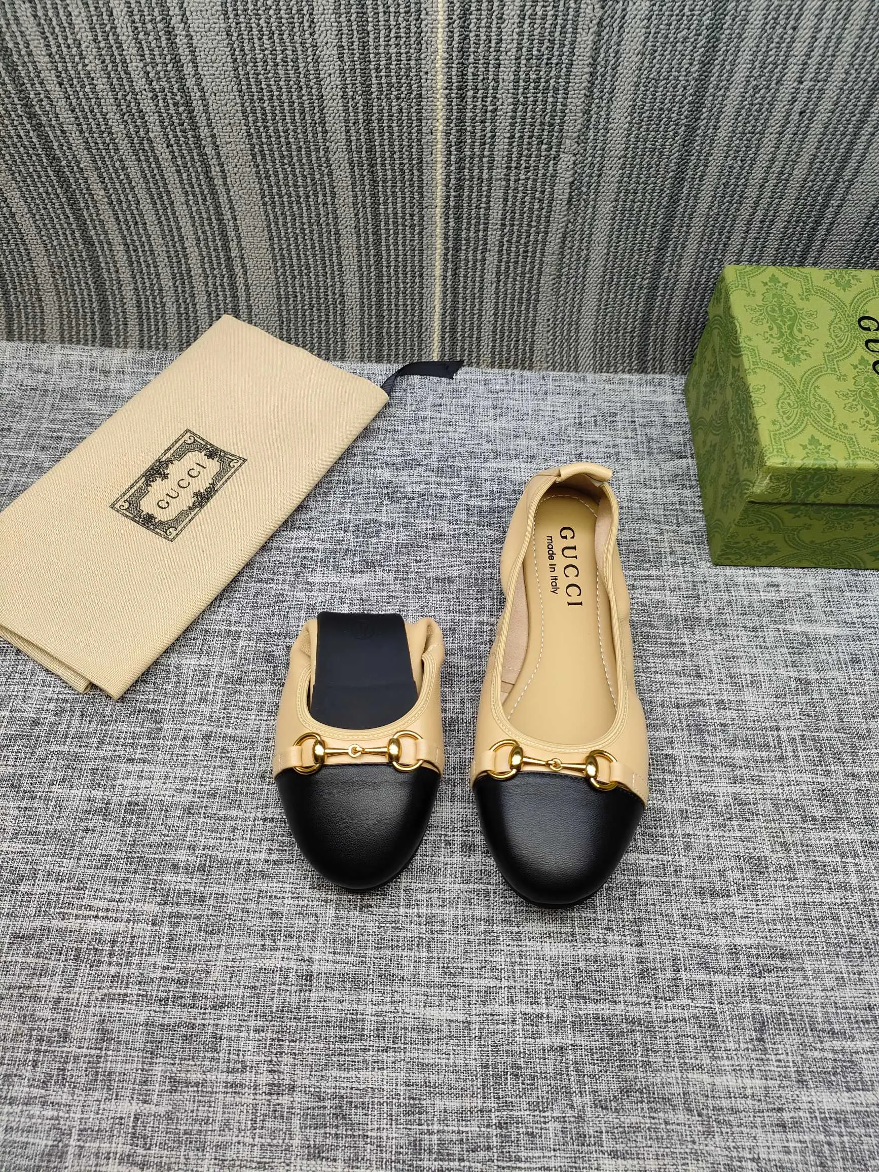 👟👟Ex-factory price 320👟👟 GUCCI's latest horsebit women's flat ballet shoes and egg roll shoes are super comfortable. The fabric is made of imported top-grade soft sheepskin. It is very comfortable on the feet and will not rub your feet. You can also roll it up and put it in your bag. It is easy to carry with you. The super soft soles are a must-have item for fairies whether you are going out for business, work, travel, shopping or at home. Fashionable and versatile, it is an indispensable pair of shoes for you. Fabric: Made of imported soft sheepskin Color: 6 colors available Outsole: PPC rubber outsole Size 34-42 (34.41.42 needs to be customized)